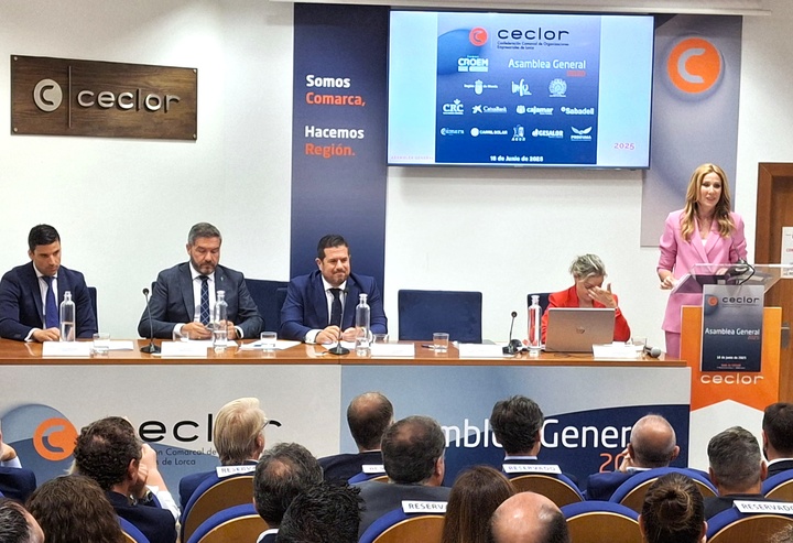 La consejera de Empresa, Empleo y Economía Social, Marisa López Aragón, clausura la Asamblea de Ceclor (II).