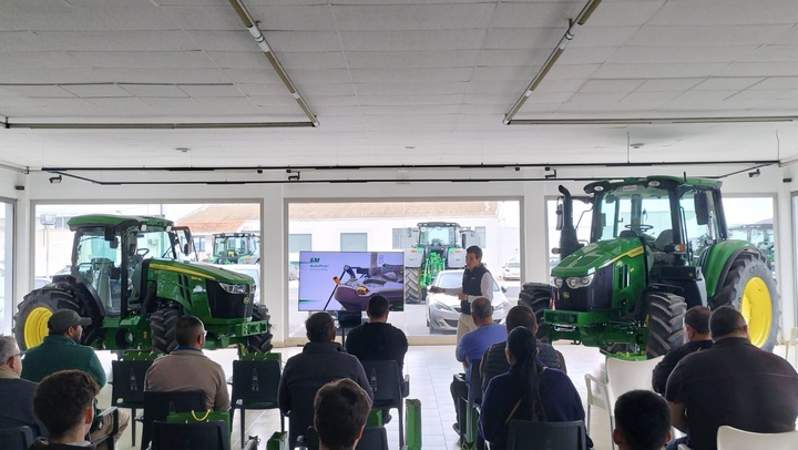 Alumnos de los ciclos formativos de este curso recibiendo formación en maquinaria agrícola.
