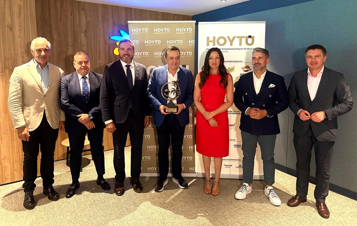 La consejera de Turismo asiste al relevo en la presidencia de la Federación de Empresarios de Hostelería y Turismo (HoyTú)