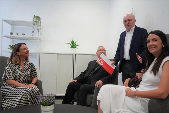 La consejera de Política Social, Familias e Igualdad, Conchita Ruiz, junto al obispo de la Diócesis de Cartagena, José Manuel Lorca Planes, en el acto de inauguración del espacio formativo 'Beato Carlo Acutis' de Cáritas (2)