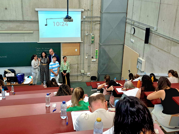El consejero de Educación y Formación Profesional, Víctor Marín, visita una de las sedes donde se celebran hoy las oposiciones a Secundaria (2)
