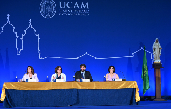 López Miras acompaña a los nuevos graduados de Enfermería de la UCAM y les traslada la importancia de mantener viva su vocación (2)