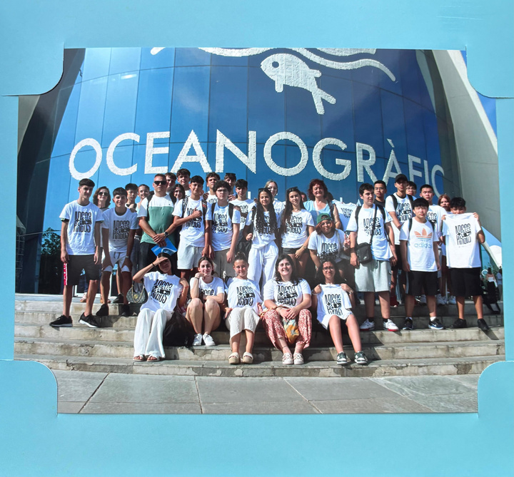 Los estudiantes ganadores del concurso de vídeos Argos para la prevención del alcohol, tabaco y derivados disfrutan de su viaje al Oceanogràfic de Valencia