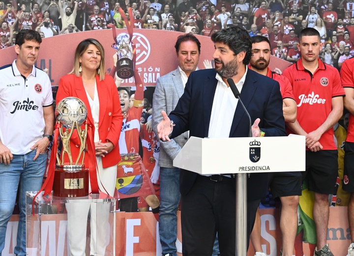 López Miras recibe al Jimbee Cartagena por su título de Liga (2)