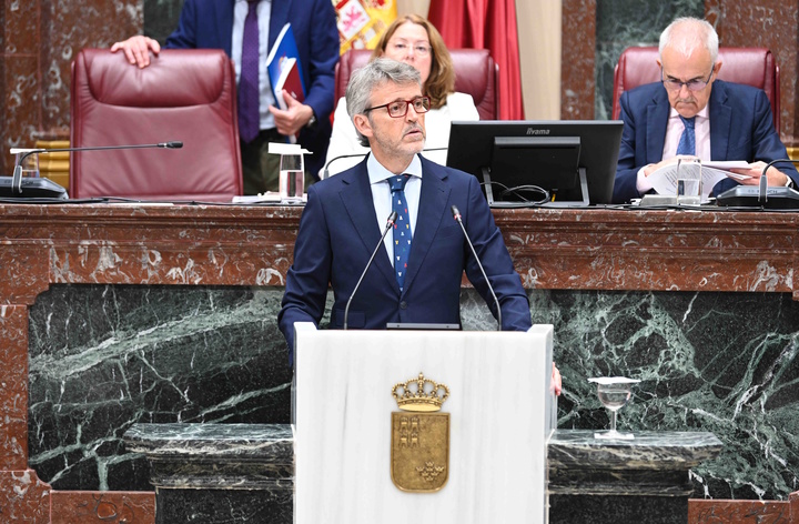 Un momento de la intervención del consejero de Economía, Hacienda, Fondos Europeos y Transformación Digital, Luis Alberto Marín, durante el debate...