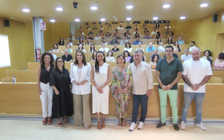 La consejera Carmen Conesa, la directora del CCT, profesorado y alumnos, en el acto de clausura del curso 2024-2025.