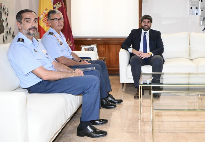 El presidente del Gobierno regional, Fernando López Miras, recibió hoy al coronel jefe saliente de la Base Aérea de Alcantarilla, Alberto José Lens, y a su relevo, José Ignacio Sánchez-Heredero.