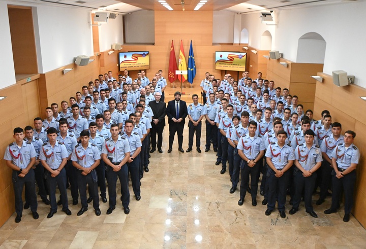 López Miras recibe a los alumnos que han concluido su formación en la Academia General del Aire de San Javier