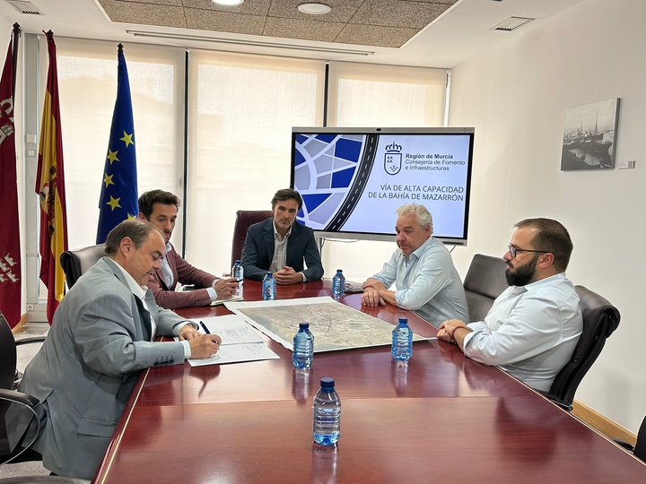 El consejero de Fomento e Infraestructuras, Jorge García Montoro, con el alcalde de Mazarrón, Ginés Campillo, durante una reunión técnica para abordar asuntos relacionados con las infraestructuras del municipio