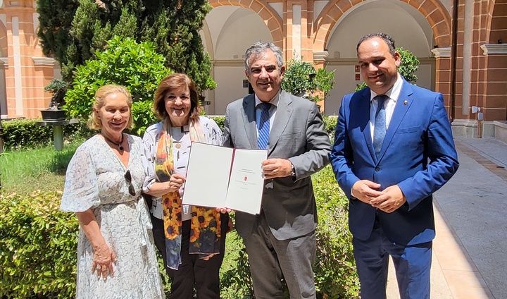 El consejero de Medio Ambiente, Universidades, Investigación y Mar Menor, Juan María Vázquez, entrega el Anteproyecto de Ley de Universidades de la Región de Murcia a la presidenta de la Universidad Católica San Antonio de Murcia (UCAM), María Dolores García, y a su rectora, Josefina García.