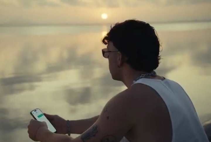 Fotograma del videoclip 'Tuchat' de Quevedo en el que el artista mira el atardecer en el Mar Menor