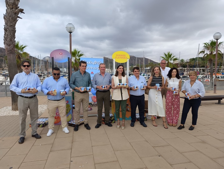 La consejera Sara Rubira junto a productores de fruta de hueso de Apoexpa y representantes del Puerto de Cartagena y el Ayuntamiento de Cartagena.