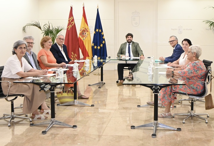 López Miras se reúne con la ONG Cirugía Solidaria, que cumple 25 años al servicio de la cooperación y la salud pública