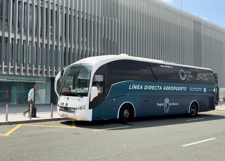 Uno de los autobuses que realiza el servicio entre el Aeropuerto Internacional de la Región de Murcia y las ciudades de Cartagena y Murcia