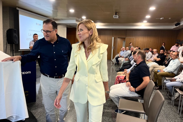 La consejera Marisa López Aragón presenta la nueva Ley de Simplificación Administrativa a los empresarios del sector de la construcción
