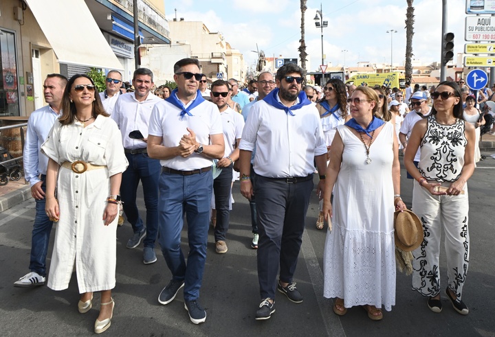 López Miras acompaña a la Virgen del Carmen en la romería de San Pedro del Pinatar