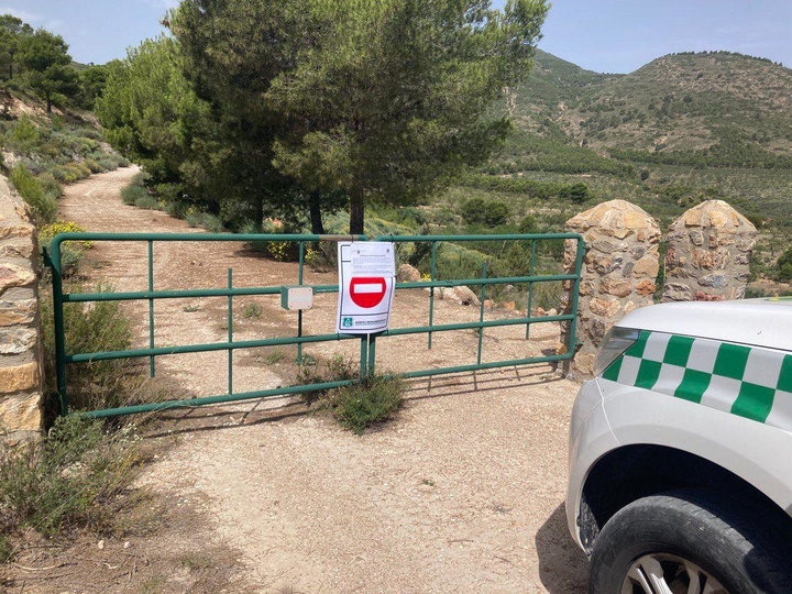 La puerta cerrada y la señal, prohíben el acceso a un monte de la Comunidad Autónoma, en una imagen de archivo