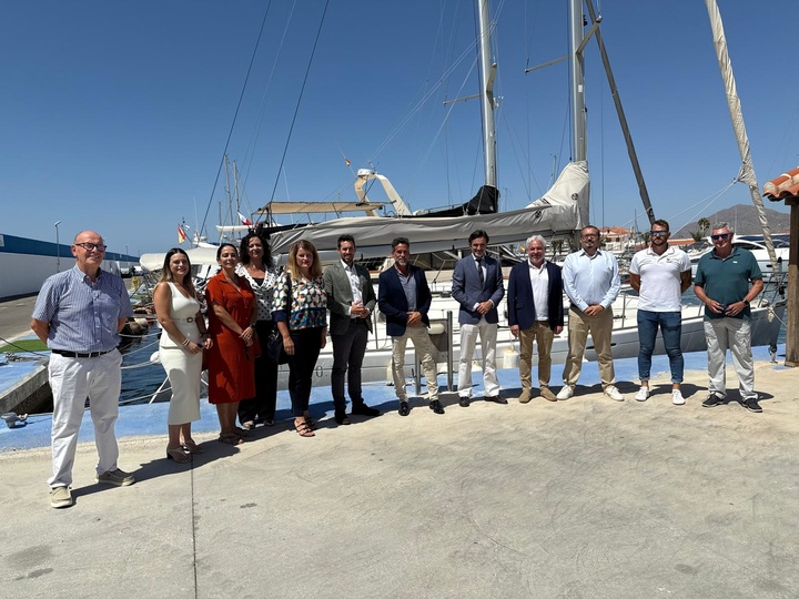 El consejero de Fomento e Infraestructuras, Jorge García Montoro, junto al secretario general de la Consejería, José Francisco Lajara, el alcalde de Mazarrón, Ginés Campillo, y el director de Litoral y Puertos, Pablo Marín, durante una visita a los puertos de Mazarrón