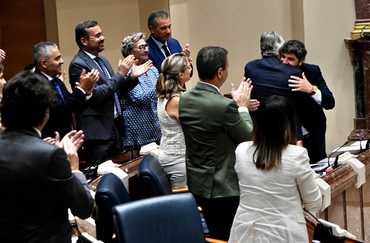 El presidente López Miras y el consejero de Hacienda se abrazan tras la aprobación en la Asamblea Regional del proyecto de Presupuestos Generales de la Comunidad 