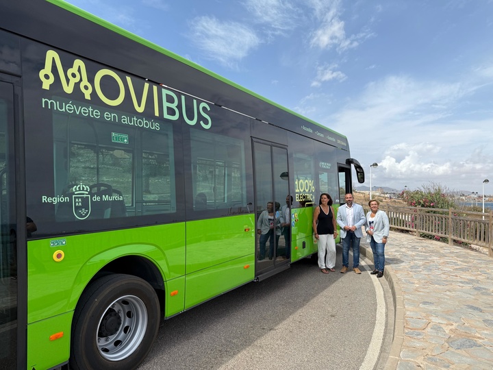 El director general de Movilidad y Transporte, José Antonio Verdú, junto a la gerente de La Manga Consorcio, Esperanza Nieto (morena), y la concejala de Comercio, Hostelería y Consumo del Ayuntamiento de Cartagena, Belén Romero, en la presentación del primer autobús 100% eléctrico de Movibus que realizará la ruta 44 que conecta Cabo de Palos con Veneziola, en La Manga del Mar Menor