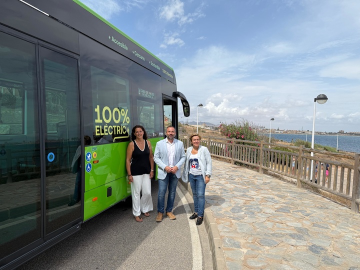 El director general de Movilidad y Transporte, José Antonio Verdú, junto a la gerente de La Manga Consorcio, Esperanza Nieto (morena), y la concejala de Comercio, Hostelería y Consumo del Ayuntamiento de Cartagena, Belén Romero, en la presentación del primer autobús 100% eléctrico de Movibus que realizará la ruta 44 que conecta Cabo de Palos con Veneziola, en La Manga del Mar Menor