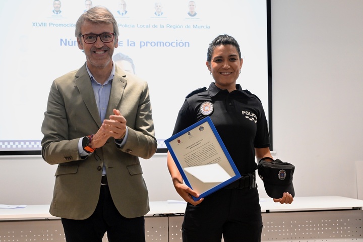 El consejero de Economía, Hacienda, Fondos Europeos y Transformación Digital, Luis Alberto Marín, junto a la número 1 de la 49 promoción de la policía local, Laura Soler