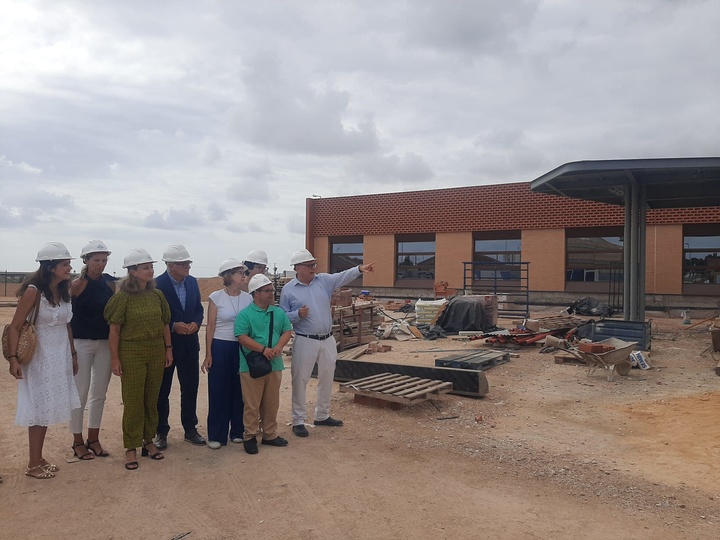 La consejera de Política Social, Familias e Igualdad, Conchita Ruiz y el alcalde de Torre Pacheco en visita a las obras del centro de envejecimiento