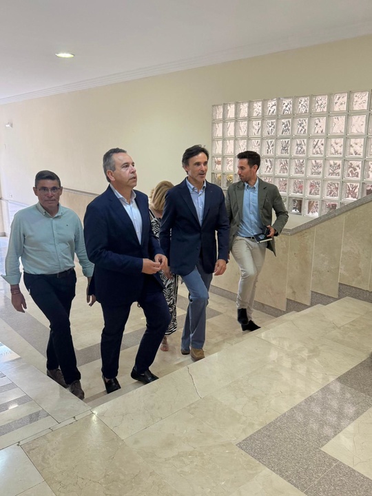 El consejero de Fomento e Infraestructuras, Jorge García Montoro, junto al alcalde de Abanilla, José Antonio Blasco, durante la visita a las viviendas cedidas por la Comunidad Autónoma al municipio para destinarlas a alquiler asequible (2)