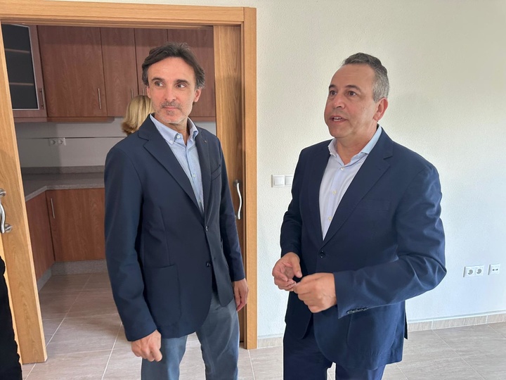 El consejero de Fomento e Infraestructuras, Jorge García Montoro, junto al alcalde de Abanilla, José Antonio Blasco, durante la visita a las viviendas cedidas por la Comunidad Autónoma al municipio para destinarlas a alquiler asequible (3)