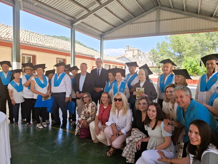 Alumnos en distintos programas educativos (2)