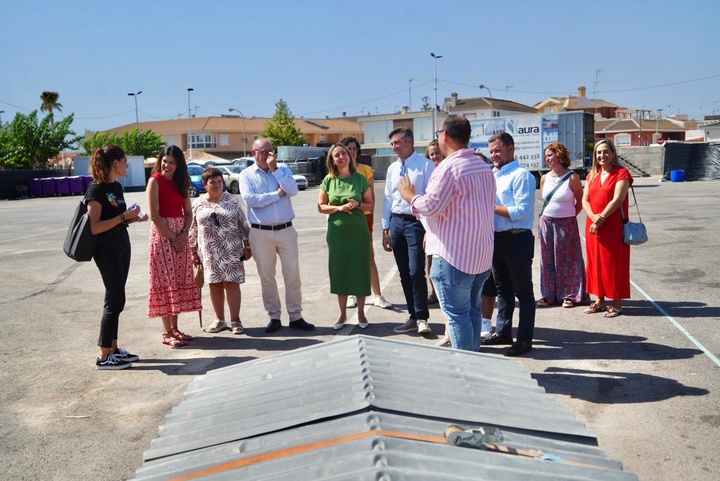 La consejera de Política Social, Familias e Igualdad, Conchita Ruiz, junto al alcalde de San Pedro del Pinatar, Pedro Javier Sánchez, y Pedro Martínez, presidente del CERMI, durante la visita al recinto ferial de este municipio (2)