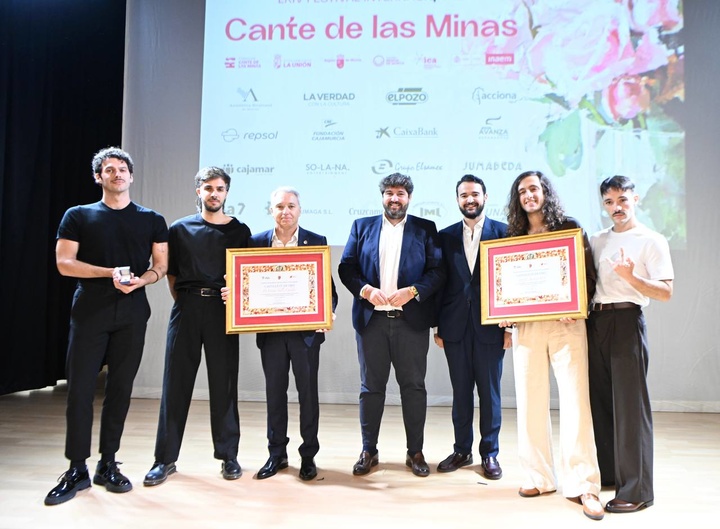 López Miras entrega el Castillete de Oro del Festival Internacional del Cante de las Minas a Vicente Vallés y Arde Bogotá, "embajadores del arte y la cultura basada en la verdad"
