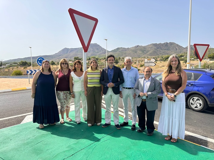 El consejero Jorge García Montoro y la alcaldesa Noelia Arroyo en la visita a la puesta en servicio de la nueva glorieta en El Portús.