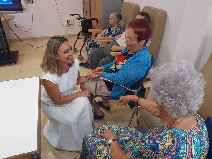 La consejera de Política Social, Familias e Igualdad, Conchita Ruiz, junto a la concejal de Bienestar Social del Ayuntamiento de Murcia, Pilar Torres, durante su visita al centro de día de Beniaján (1)