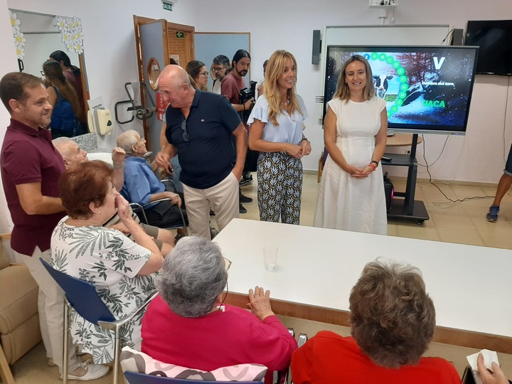 La consejera de Política Social, Familias e Igualdad, Conchita Ruiz, junto a la concejal de Bienestar Social del Ayuntamiento de Murcia, Pilar Torres, durante su visita al centro de día de Beniaján (2)