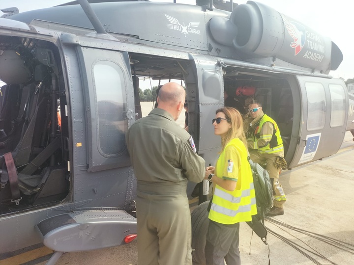 La Coordinadora de Medios Aéreos de la Región de Murcia en la base aérea de Matacán, con el quipo de los helicópteros Black Hawk de Eslovaquia.