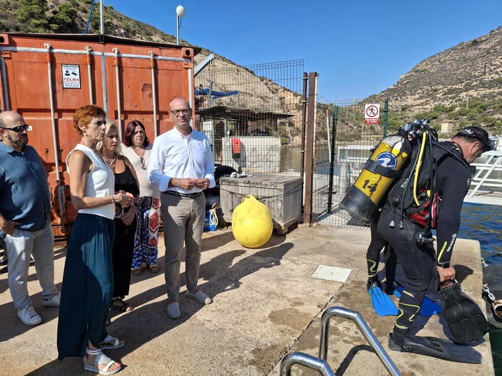 Visita del consejero de Educación y FP, Víctor Marín, a las nuevas titulaciones (vela, buceo y atletismo). 2