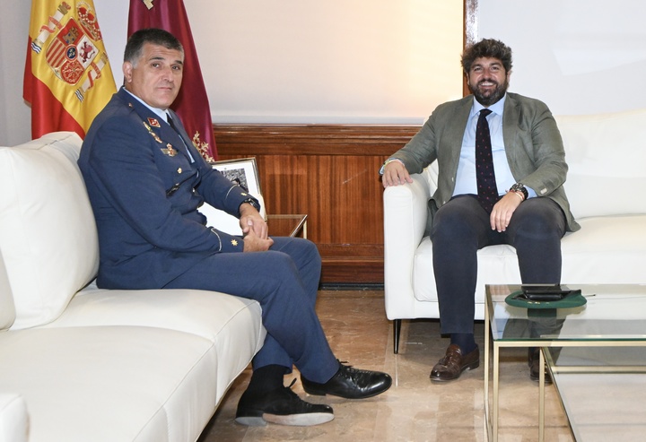 El presidente de la Comunidad junto al nuevo teniente coronel jefe del Escuadrón de Zapadores Paracaidistas