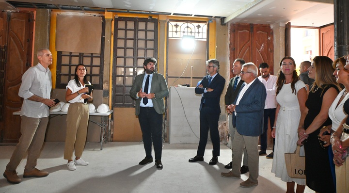El presidente de la Comunidad, Fernando López Miras, y el alcalde de Lorca, Fulgencio Gil, visitan las obras de rehabilitación de la Cámara Agraria de Lorca, futura sede del Gobierno regional en la localidad (2)