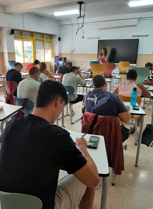 Alumnos realizando las segundas pruebas para obtener el título de ESO (2)
