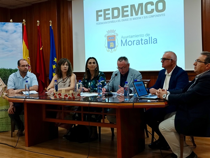 La consejera Sara Rubira destaca la importancia del sector de envases de madera como industria auxiliar para los productores hortofrutícolas