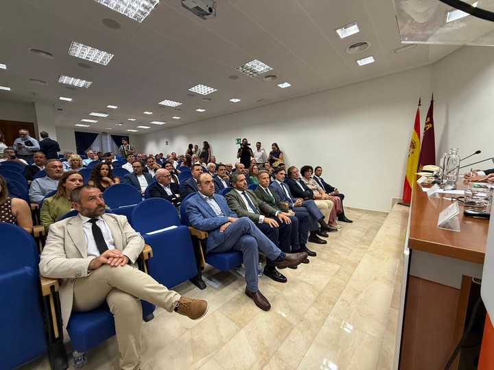 El consejero de Fomento e Infraestructuras, Jorge García Montoro, junto a los alcaldes de Lorca, Águilas y Puerto Lumbreras, los presidentes de Croem y Ceclor y el resto de los participantes en el acto organizado en Lorca por el movimiento #QuieroCorredor