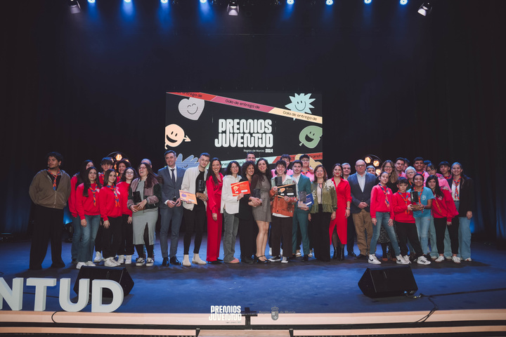 La consejera de Turismo, Cultura, Juventud y Deportes, Carmen Conesa, junto a los galardonados en los Premios Juventud 2024