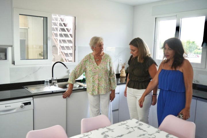 La consejera de Política Social, Familias e Igualdad, Conchita Ruiz, durante su visita a una casa de acogida para víctimas de violencia de género (1)