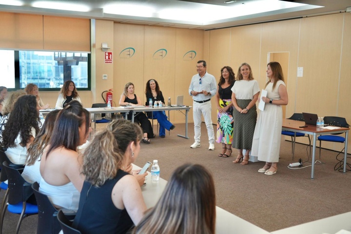 La consejera de Política Social, Familias e Igualdad, Conchita Ruiz, junto con la presidenta de OMEP, Noemí Muñoz, y las participantes de la II edición de 'Mujer Impulso +50' (1)