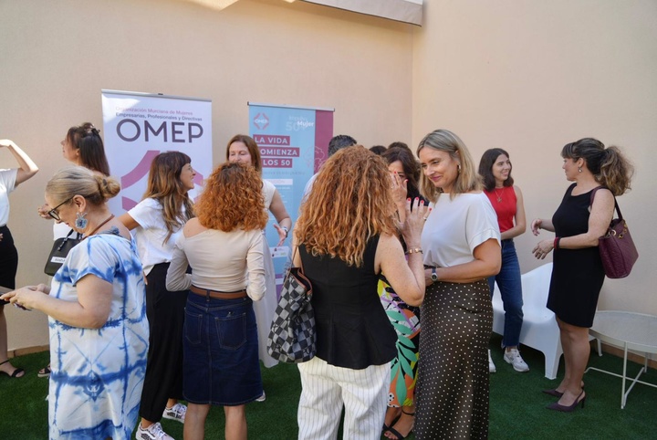 La consejera de Política Social, Familias e Igualdad, Conchita Ruiz, junto con la presidenta de OMEP, Noemí Muñoz, y las participantes de la II edición de 'Mujer Impulso +50' (2)