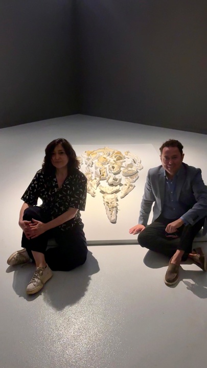 El director general del ICA, Manuel Cebrián, junto a la artista Yolanda Tabanera