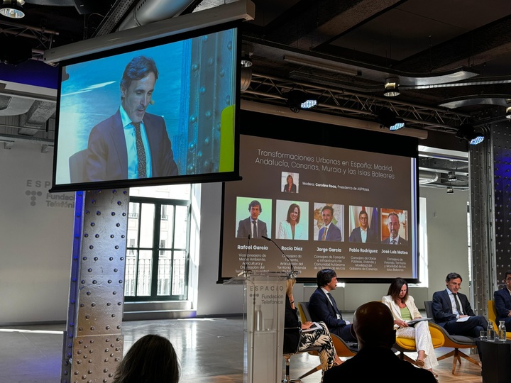 El consejero de Fomento e Infraestructuras, Jorge García Montoro, durante su intervención en el foro "LANDCAM: La brújula de los suelos en desarrollo", organizado por la Asociación de Promotores Inmobiliarios de Madrid (Asprima) (2)