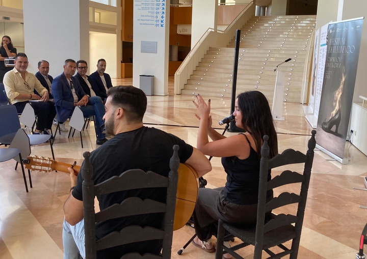 La cantaora Celia Jiménez y el guitarrista Alberto Romero actuaron en la presentación del Festival