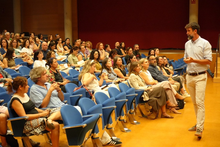 La consejera de Política Social, Familias e Igualdad, Conchita Ruiz, durante la intervención del experto en psicología, Rafa Guerrero, dentro de la Escuela de Familias